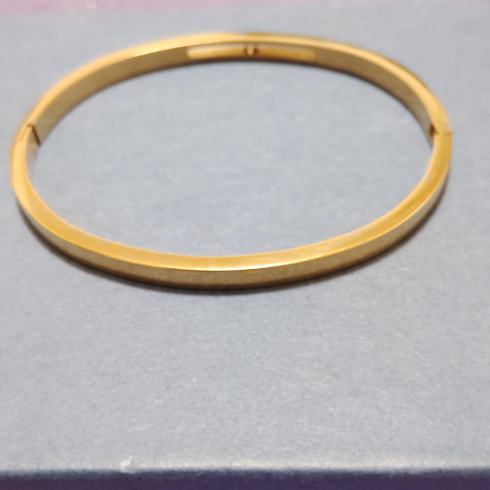 Elegant Gold Bangle Bracelet - Picture 3 of 7